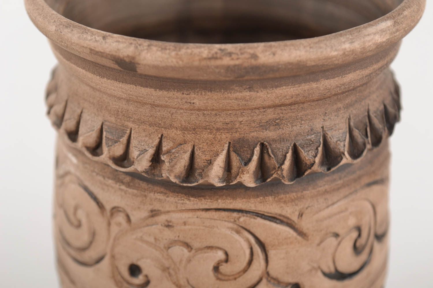 Vaso de arcilla hecho a mano con ornamentos tratado con plata marrón en pata foto 3
