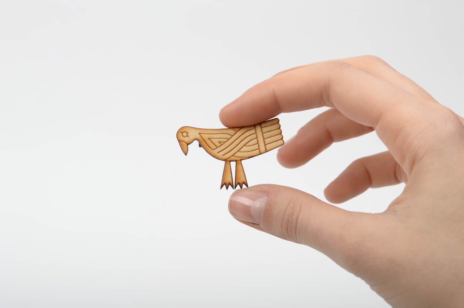 Broche fait main Bijou fantaisie en bois sous forme d'oiseau Accessoire femme photo 1