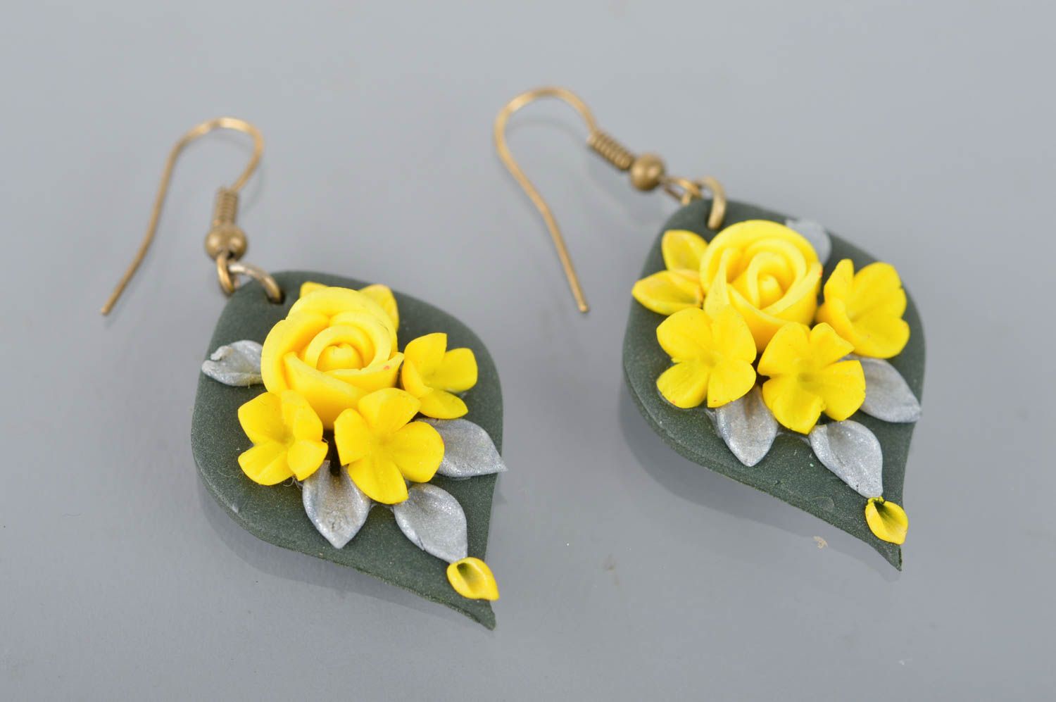 Handgemachte grelle Blumen Ohrringe aus Polymerton in Gelb und Grau für Alltag foto 2