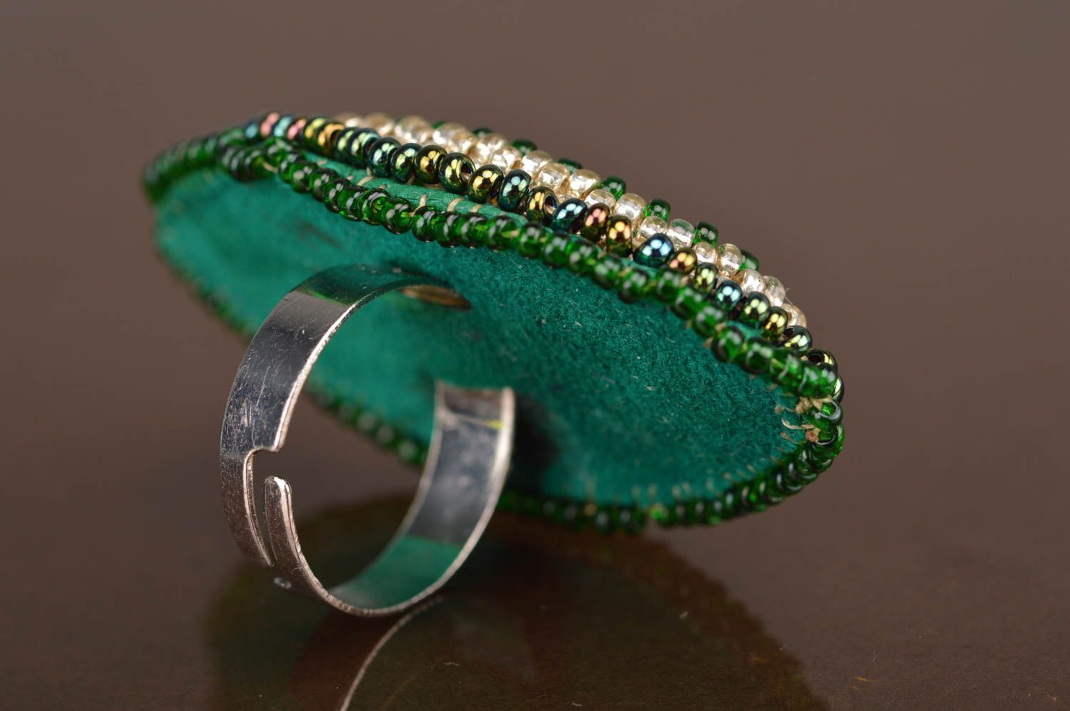 Зеленое кольцо вышитое бисером с натуральным камнем ручной работы красивое фото 4