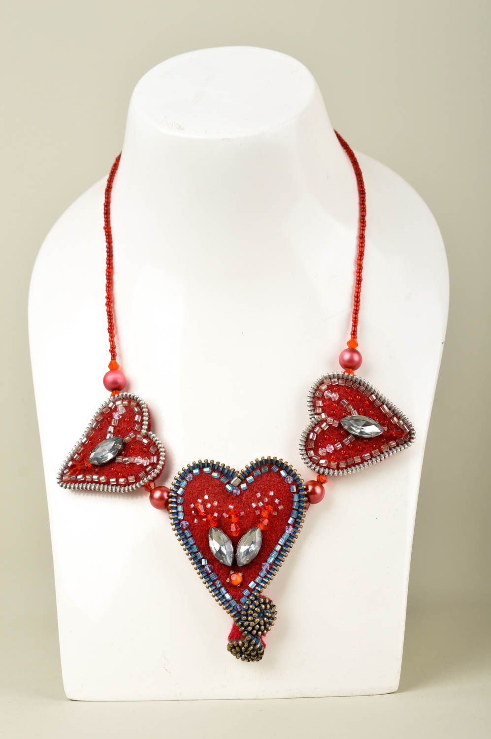 Колье из бисера украшение ручной работы ожерелье из бисера с сердечками фото 1
