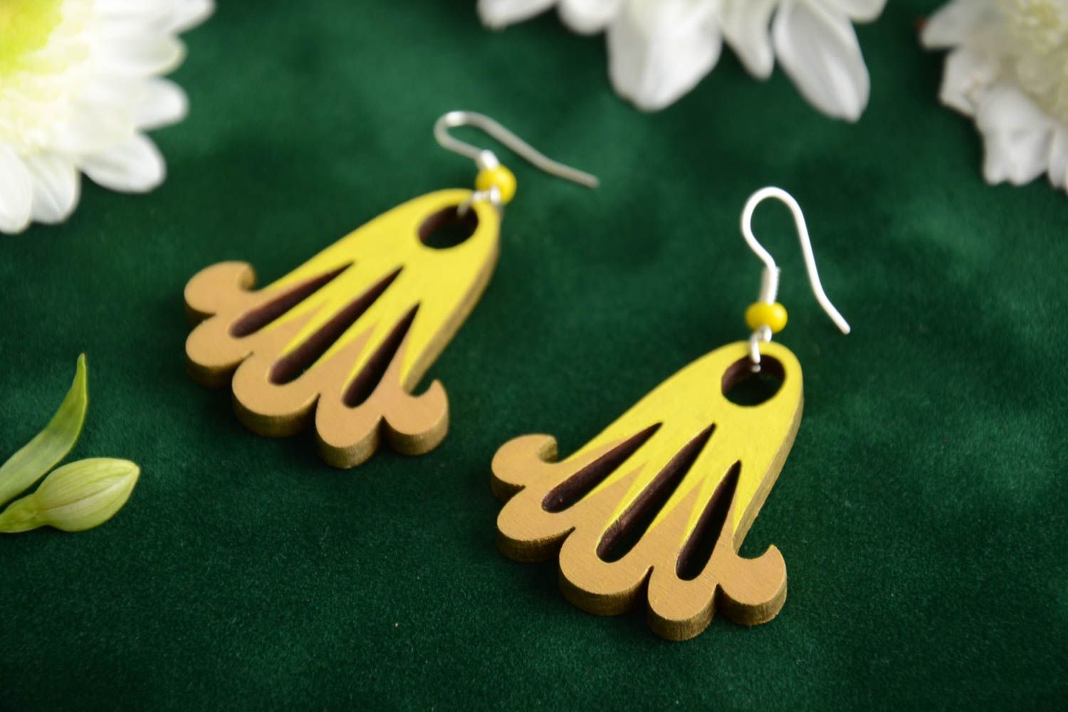 Boucles d'oreilles artisanales de bois faites main jaunes ajourées Fleurs photo 1