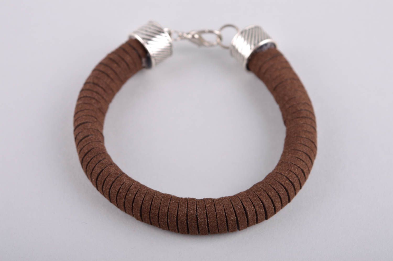 Кожаный браслет украшение ручной работы коричневое аксессуар из кожи стильный фото 2