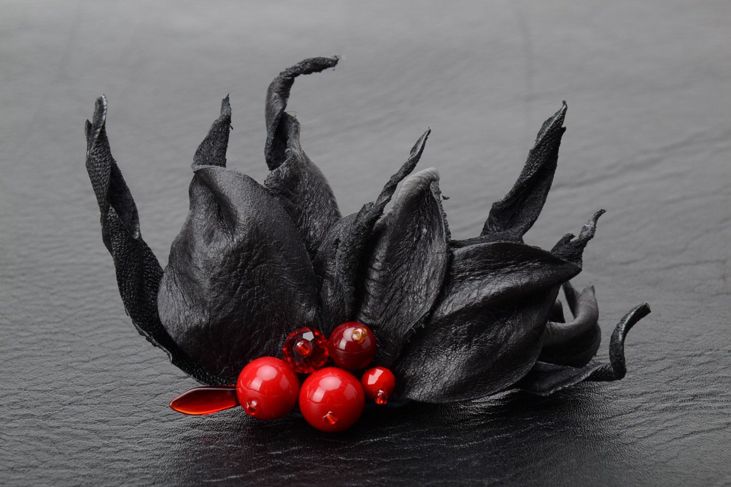 Broche en cuir naturel fleur noire faite main perles de rocaille rouges photo 1