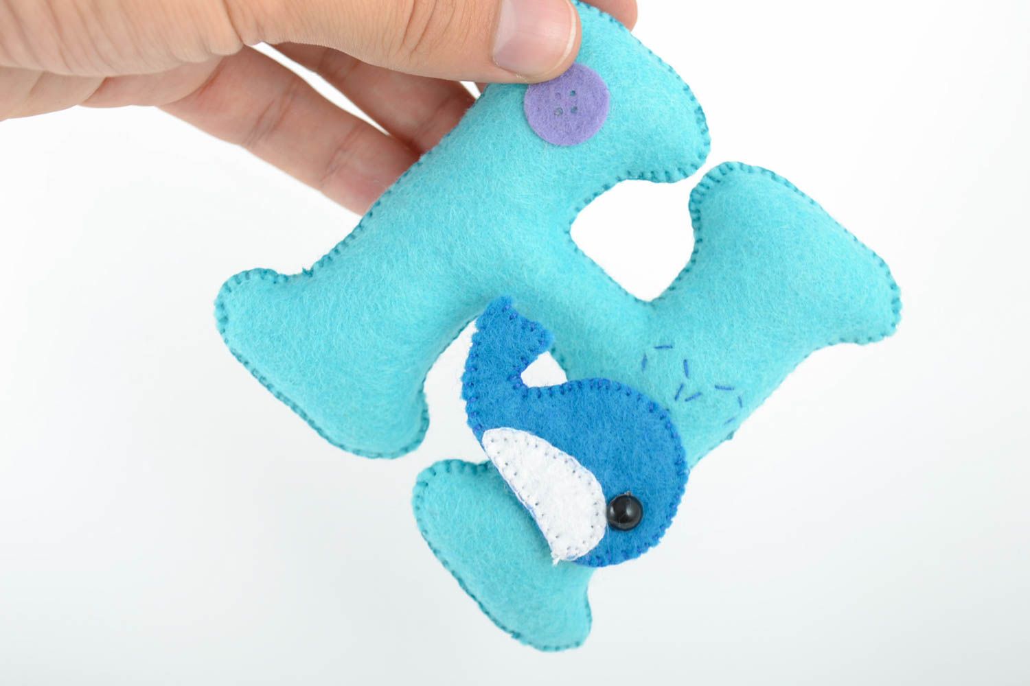 Буква из фетра мягкая декоративная игрушечная голубая с китом ручной работы Н фото 4