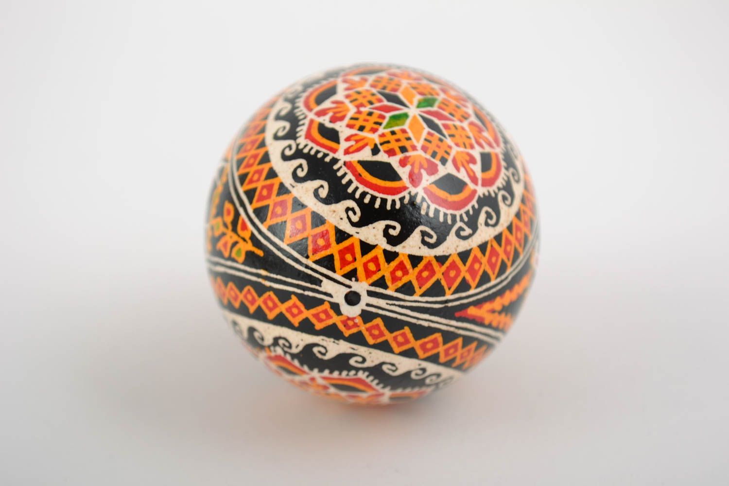 Huevo de Pascua de gallina artesanal pintado con acrílicos bonito foto 5