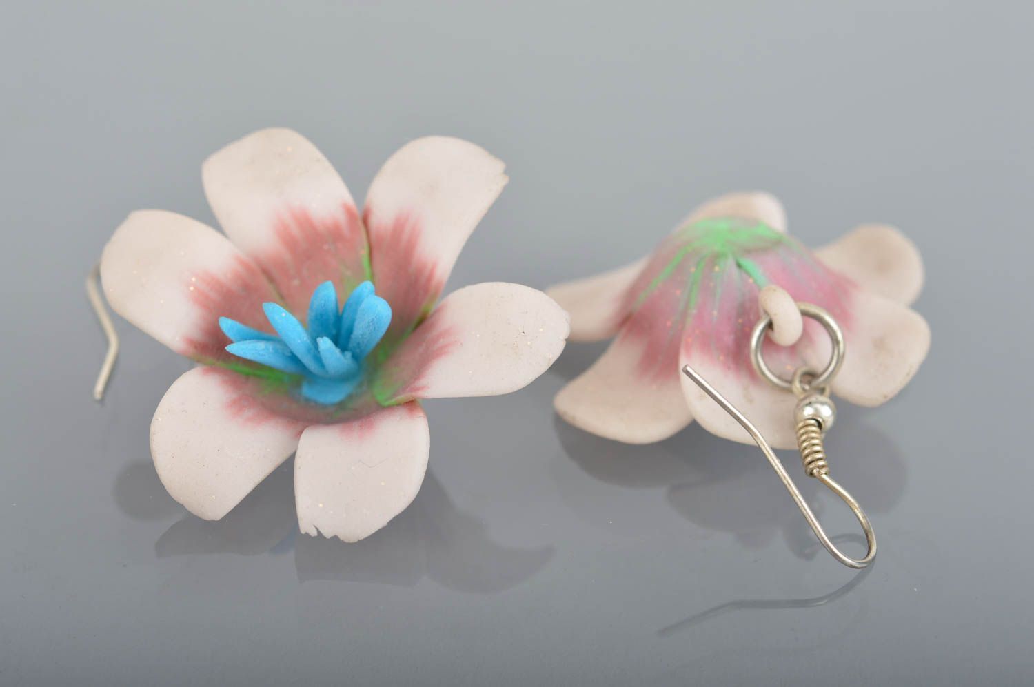 Handgemachte große Blumen Ohrringe aus Polymerton In Weiß und Blau für Damen  foto 5