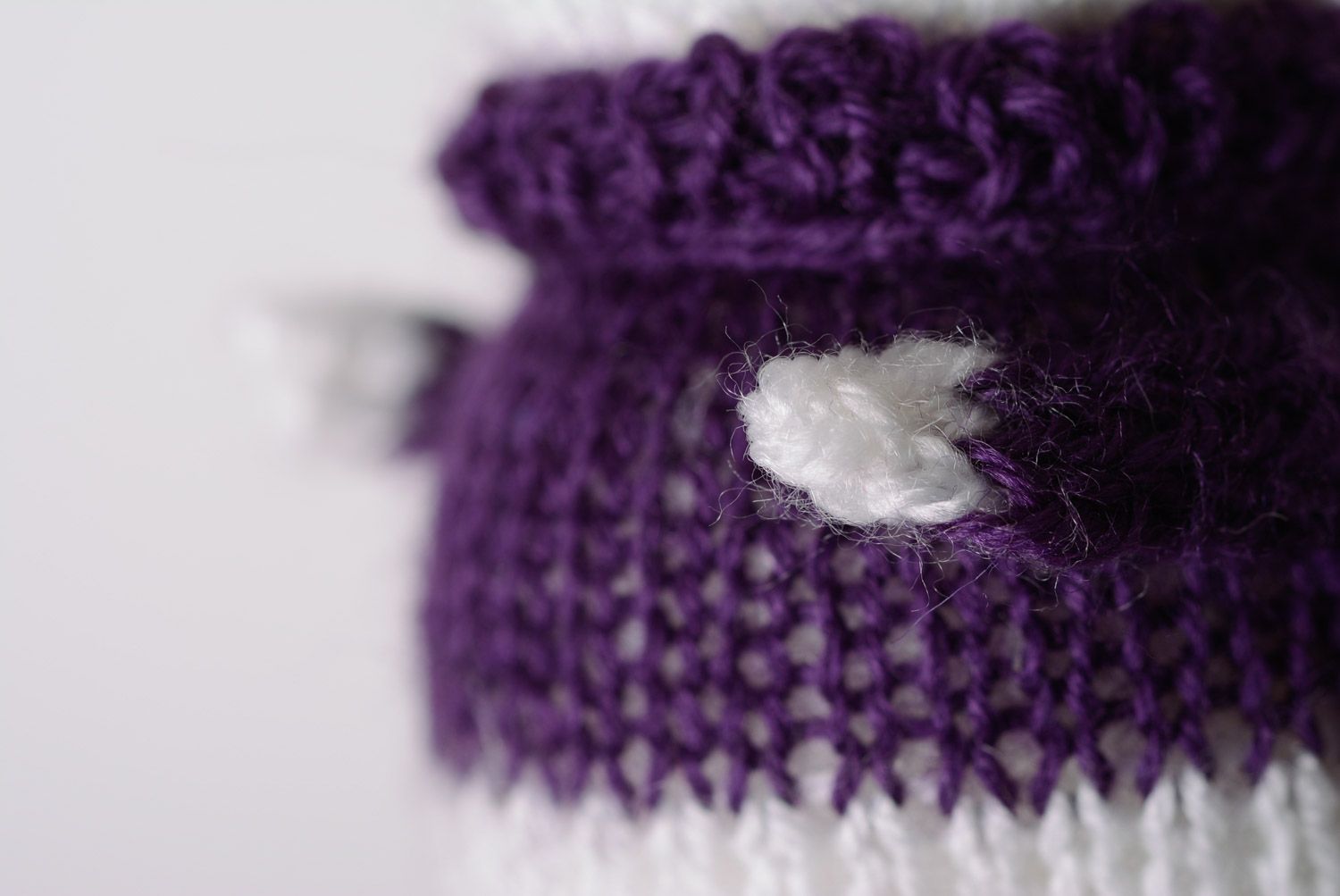 Мягкая игрушка заяц белый улыбчивый в фиолетовом свитере вязаный ручная работа фото 5