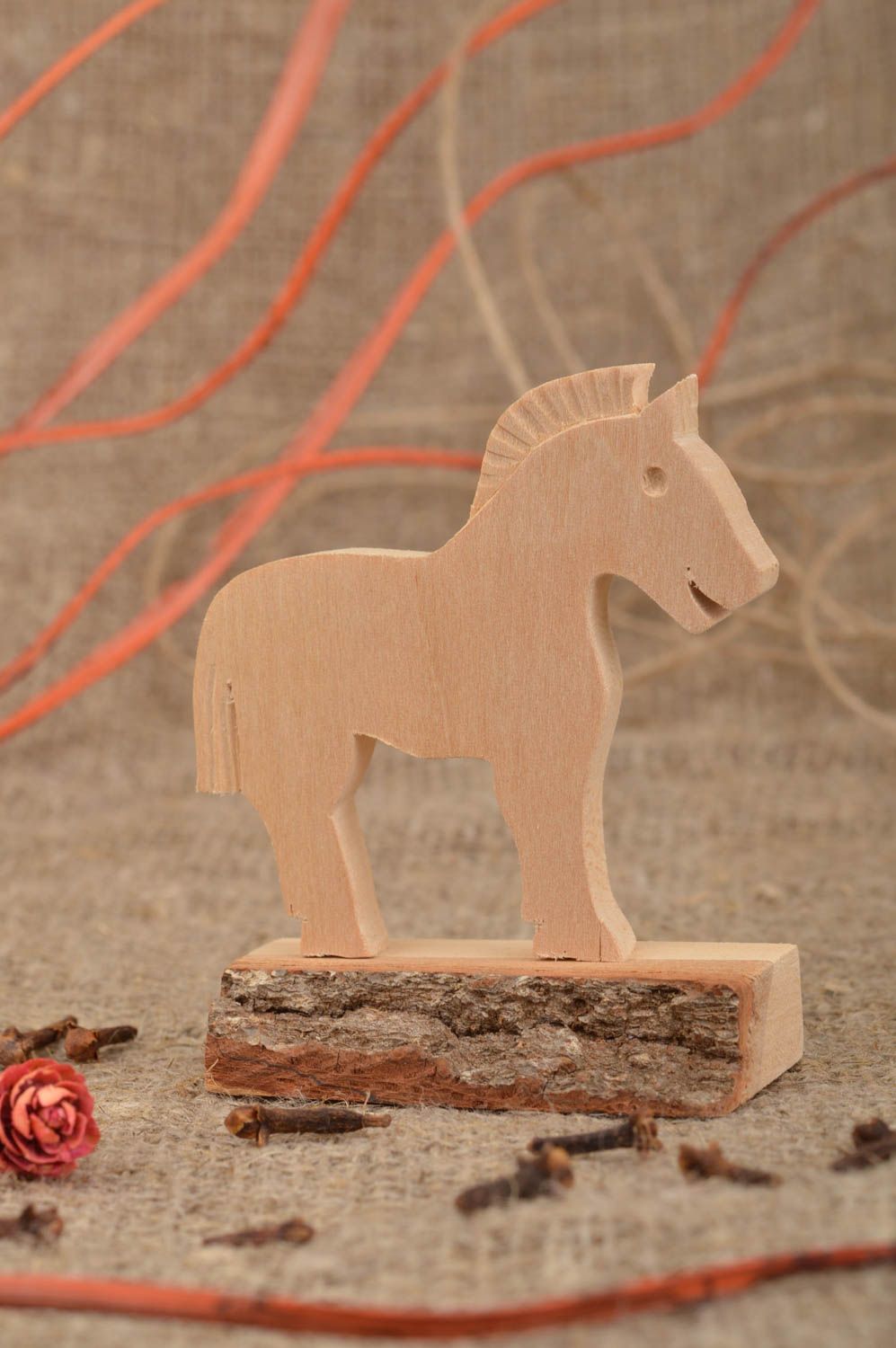 Estatueta de madeira na forma de um cavalo para pintura. foto 1