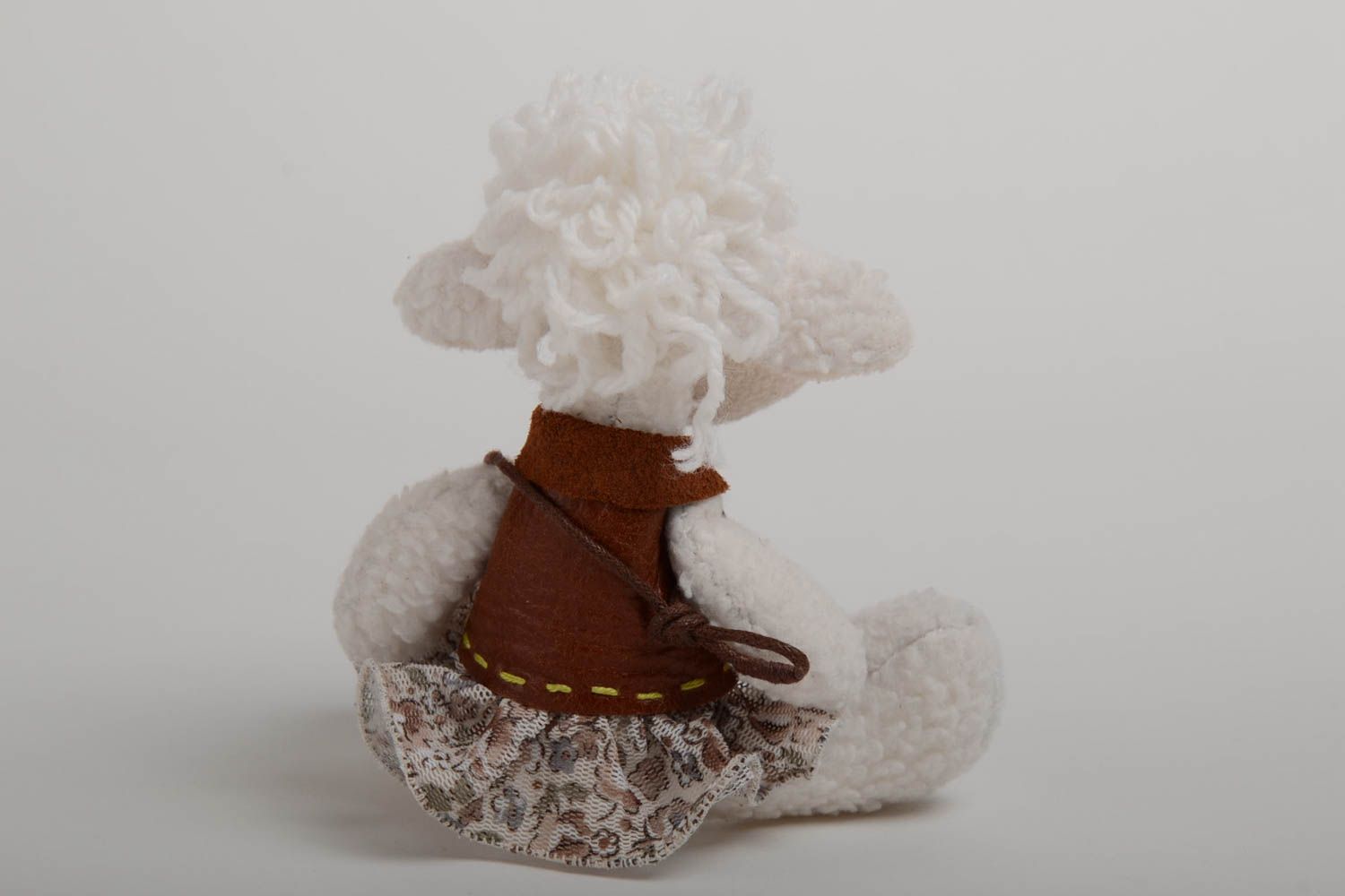 Дизайнерская мягкая игрушка ручной работы овечка из натуральных тканей фото 3