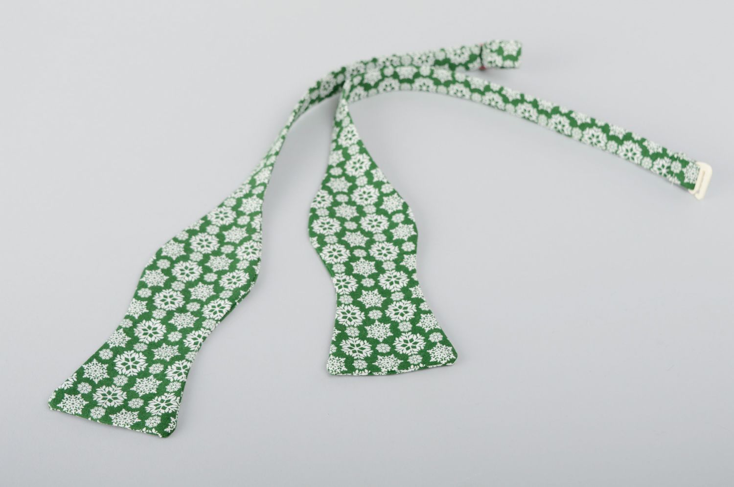 Галстук-бабочка самовяз текстильный зеленый в снежинках фото 2
