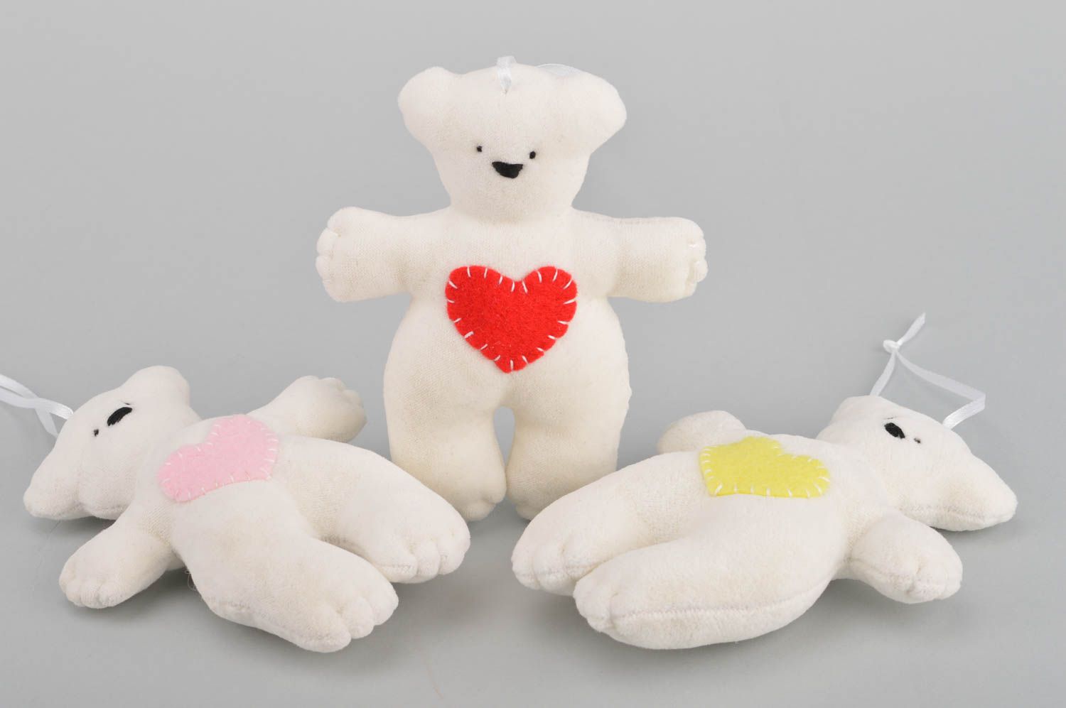 Peluches ours 3 pièces blanches décorées de cœurs en feutre faites main photo 2