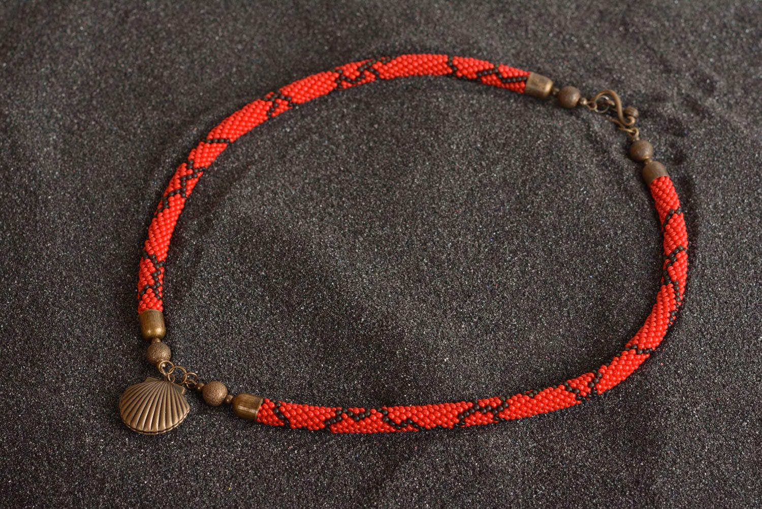 Collier spirale Bijou fait main rouge et noir Cadeau femme avec pendeloque photo 1