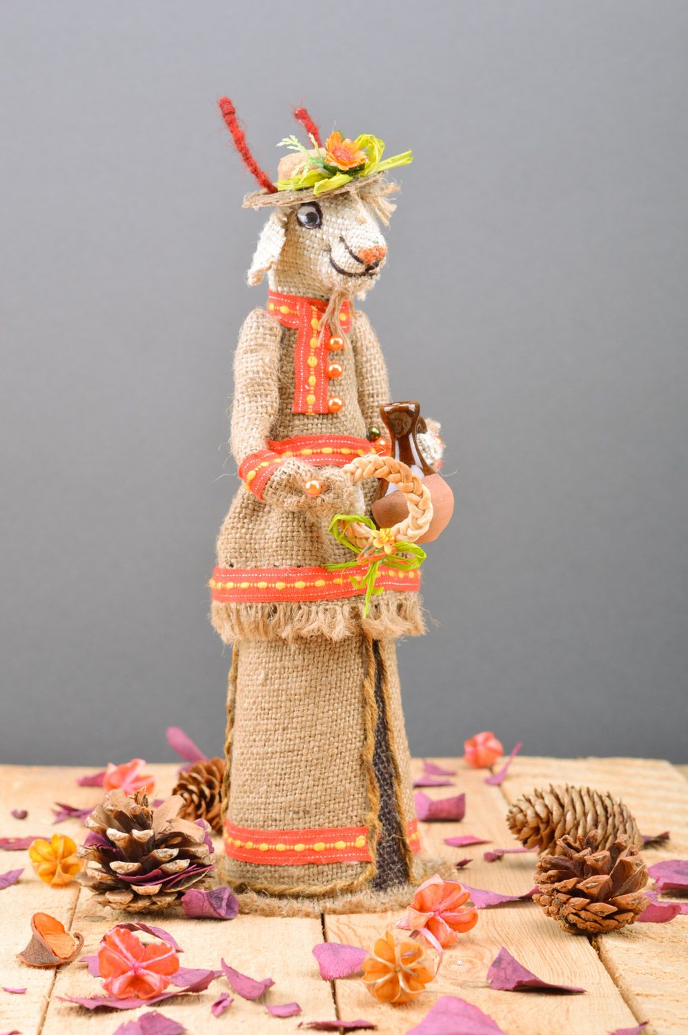 Hülle für Flasche künstlerische Puppe Bock im Hut aus Sackstoff Handarbeit foto 1
