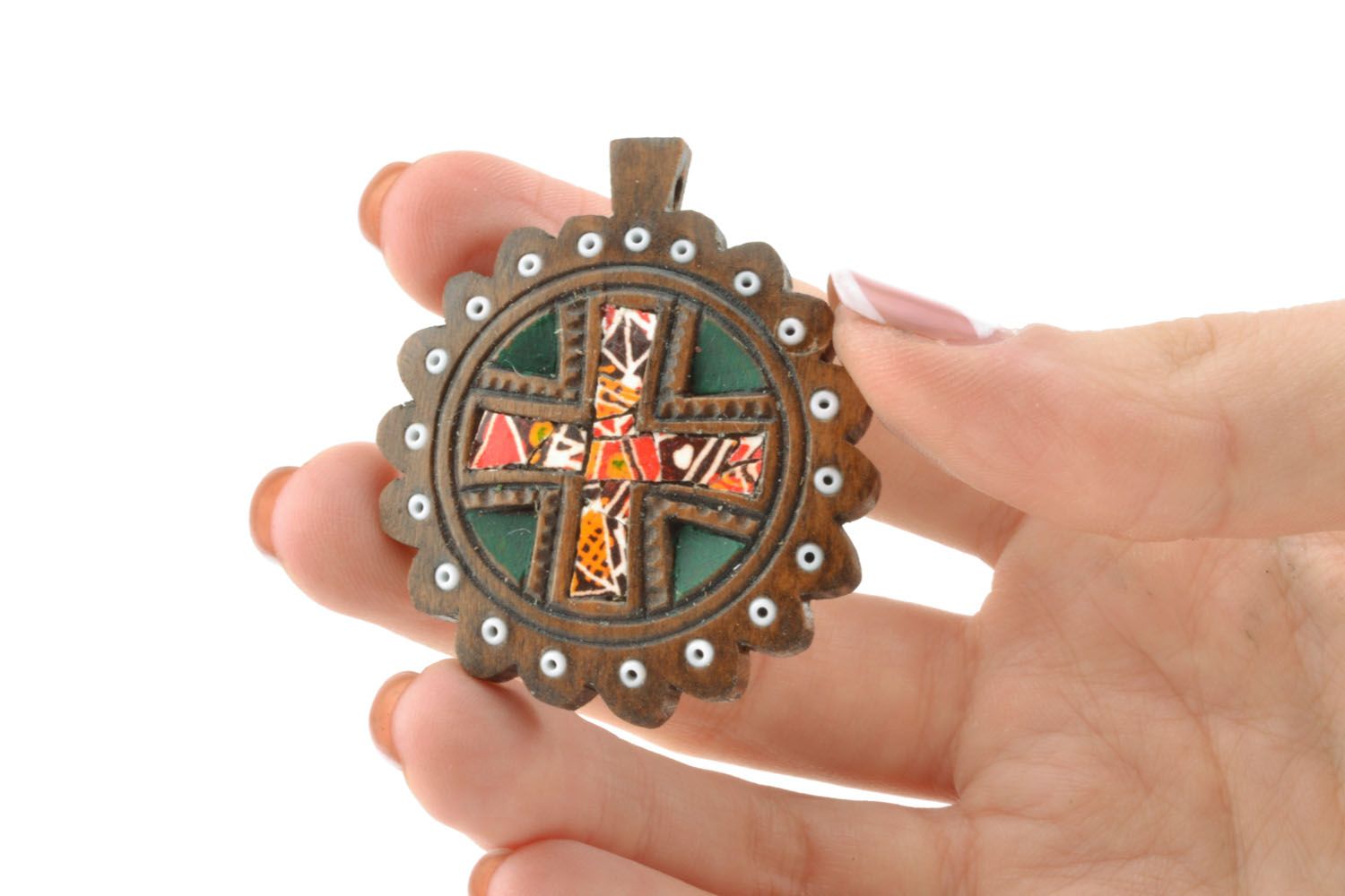 Amuleto de madeira com imagem da cruz  foto 2