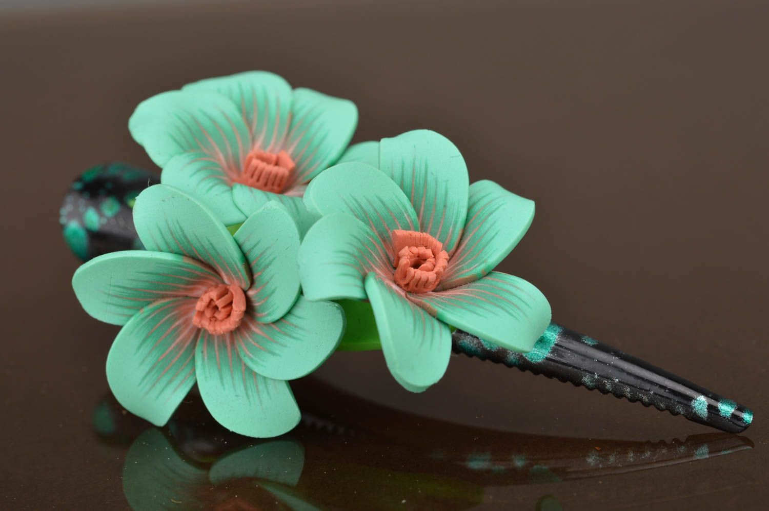 Barrette à cheveux turquoise avec fleurs en pâte polymère faite main design photo 3