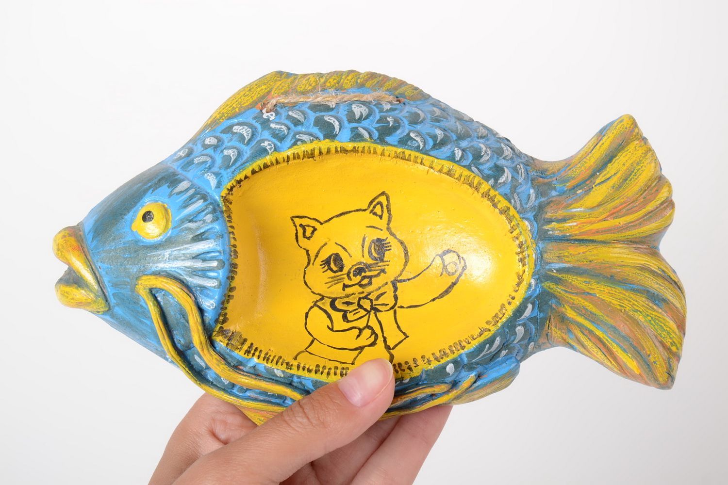 Origineller Aschenbecher Fisch aus Töpferton bemalt blau gelb mit Schlaufe foto 5