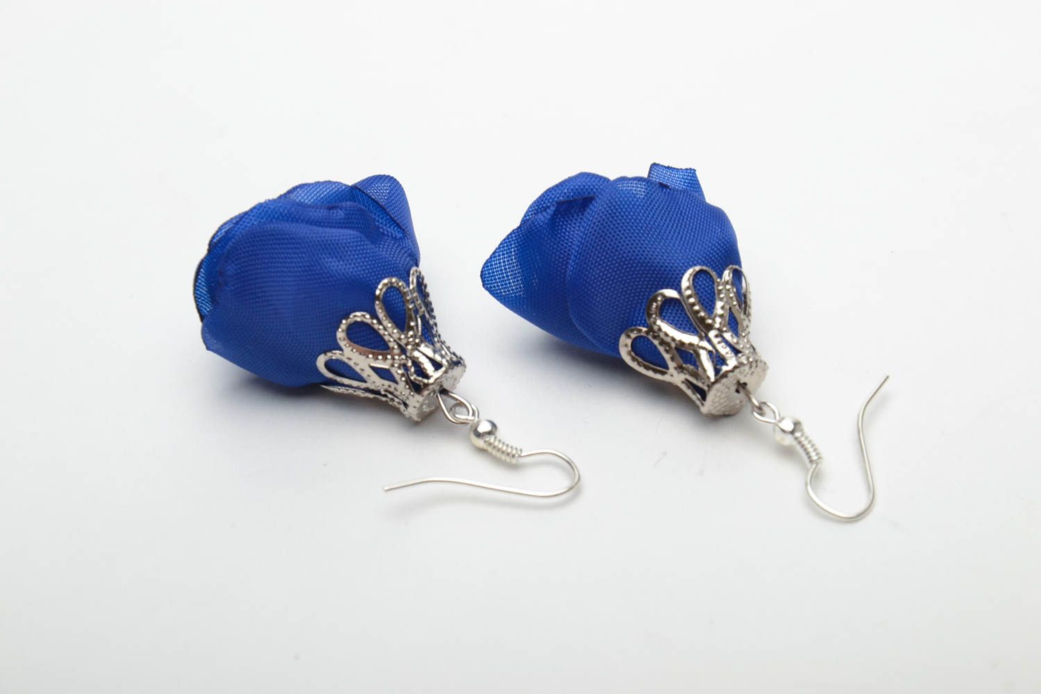 Pendientes artesanales azules con forma de flores y cintas de raso  foto 5