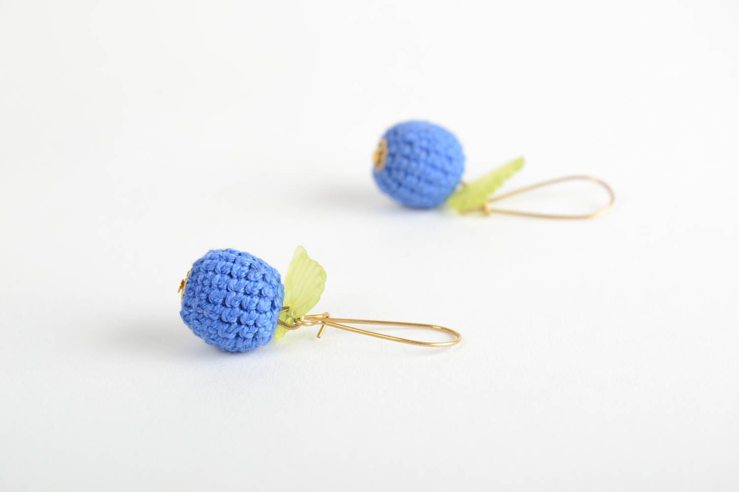 Boucles d'oreilles pendantes tricotées au crochet de créateur faites main bleues photo 3