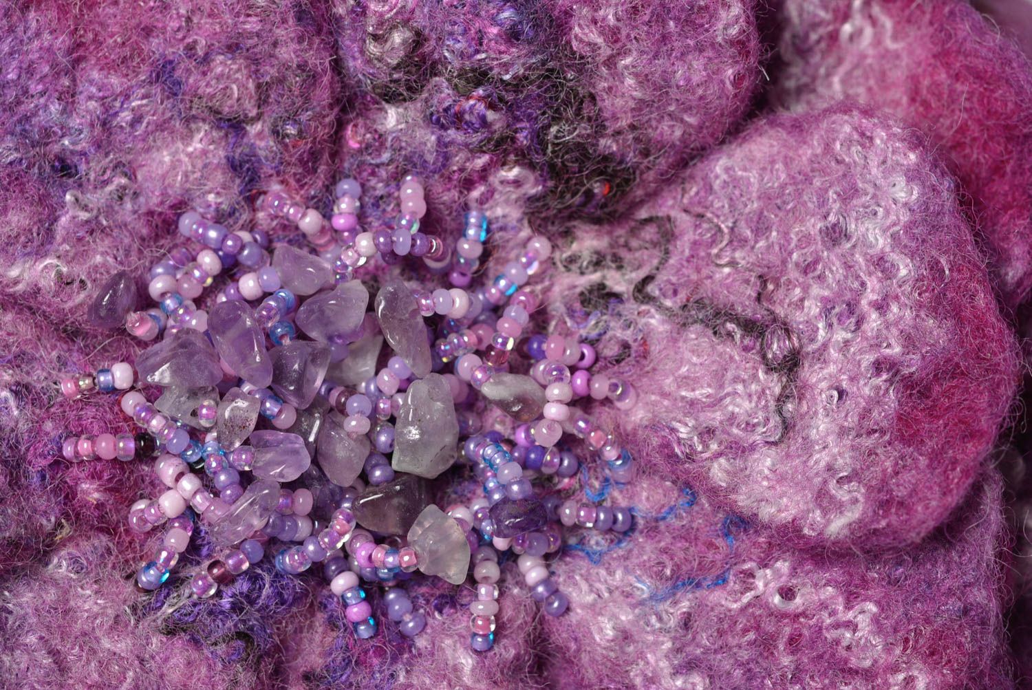 Sac à chaînette petit violet laine feutrée fleur en relief beau fait main photo 2