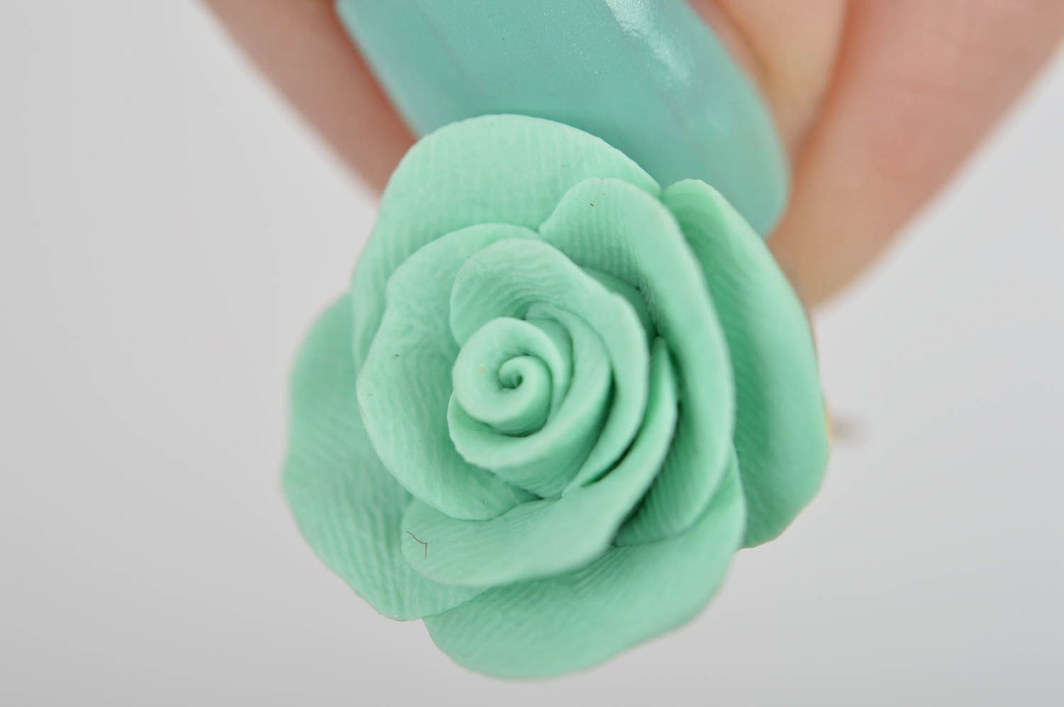 Украшение из полимерной глины серьги гвоздики розы мятного цвета ручной работы фото 3
