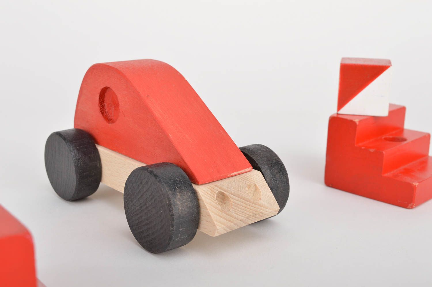 Rotes handmade Spielzeug Holz Auto Geschenk für Kinder Spielzeug aus Holz grell foto 1