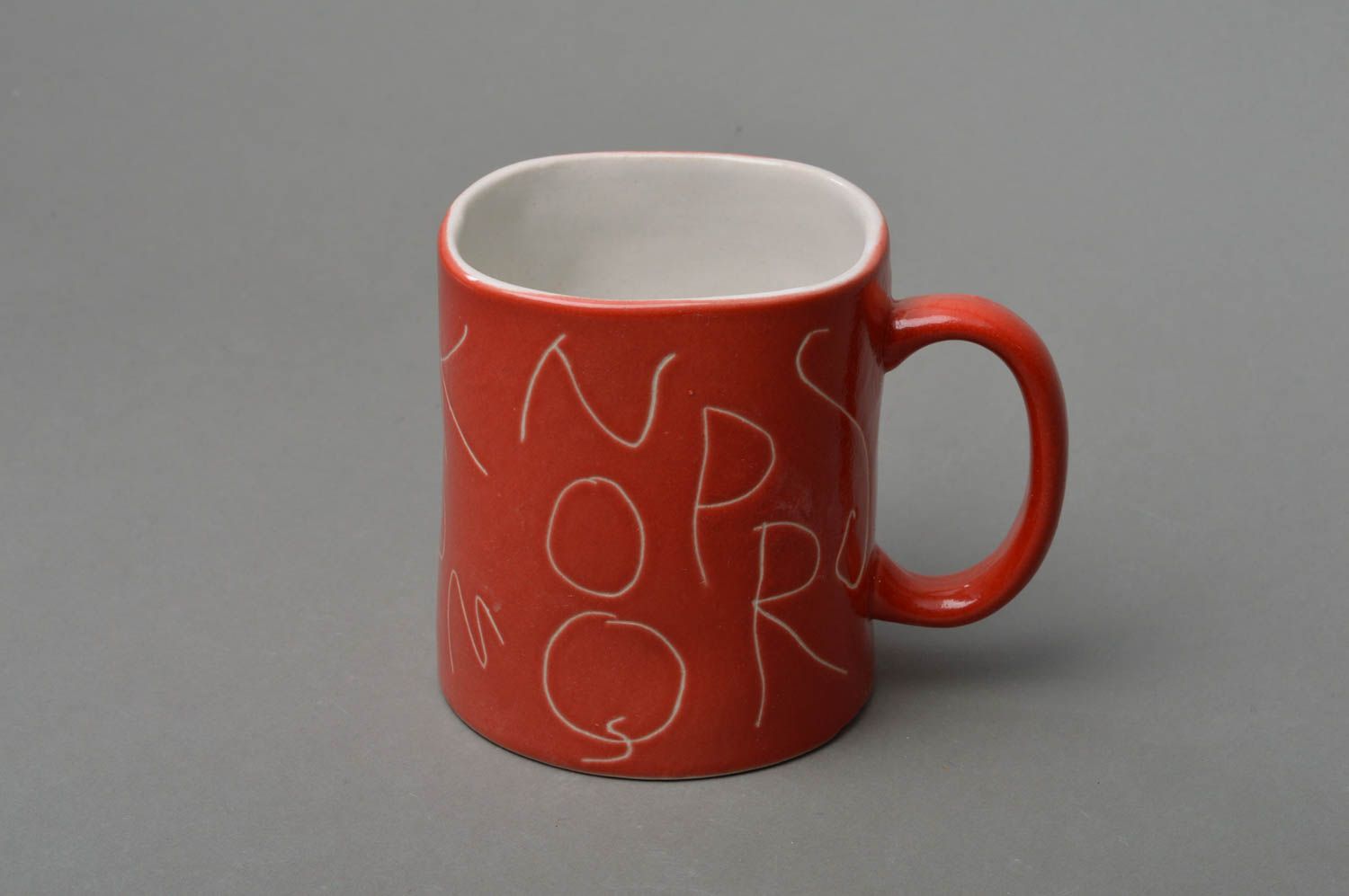 Tasse rouge en porcelaine couverte de glaçure faite main originale motif lettres photo 1