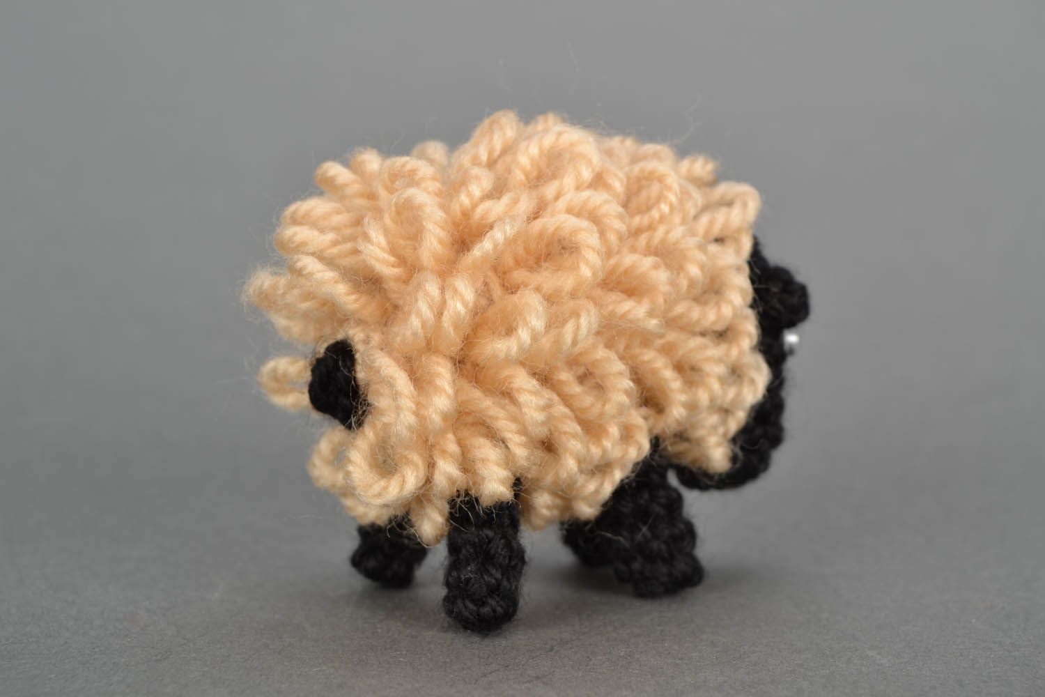 Handmade Kuscheltier Schaf gehäkelt foto 3