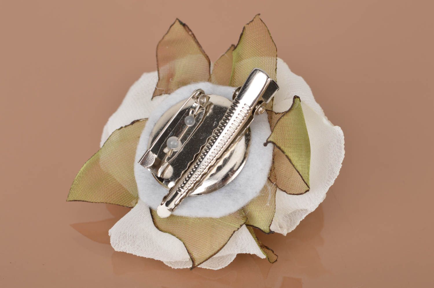 Broche artesanal pinza de pelo de tela en técnica kanzashi 3 rosas blancas foto 4