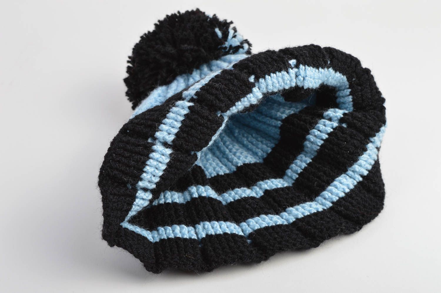 Bonnet tricot fait main Chapeau au crochet Vêtement enfant avec pompon noir photo 5