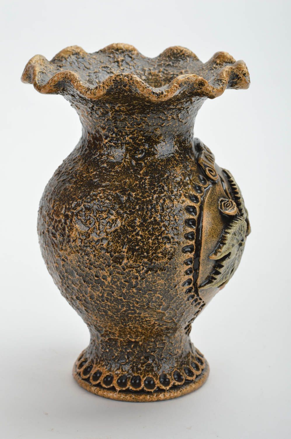 Глиняная ваза маленькая настольная золотистая ручной работы объемом 500 мл фото 5