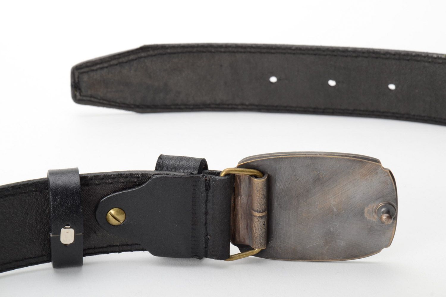 Cinturón de cuero natural con hebilla metálica con el Escudo de Ucrania estampado artesanal foto 3