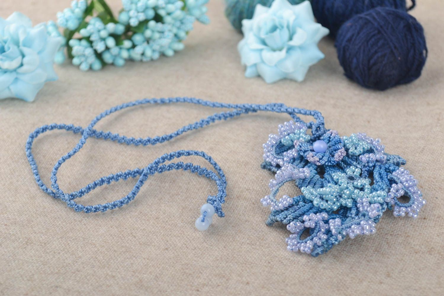 Pendentif bleu Bijou fait main perles de rocaille macramé design Cadeau original photo 1