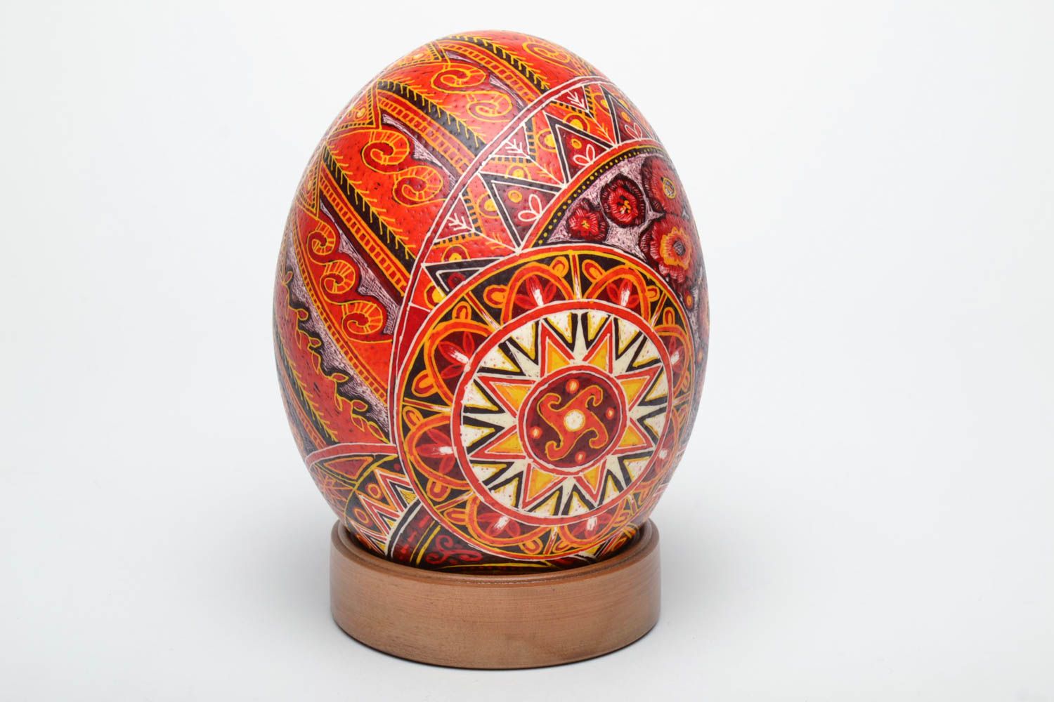 Пасхальное яйцо страусиное на деревянной подставке фото 4