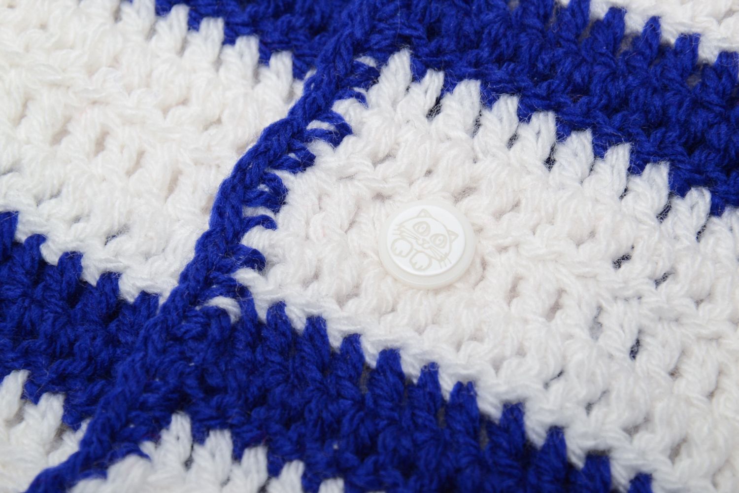 Chaleco tejido a ganchillo blanco con inserciones azules foto 3