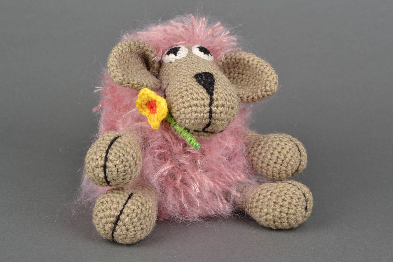 Дизайнерская игрушка вязаная Розовая овечка фото 1