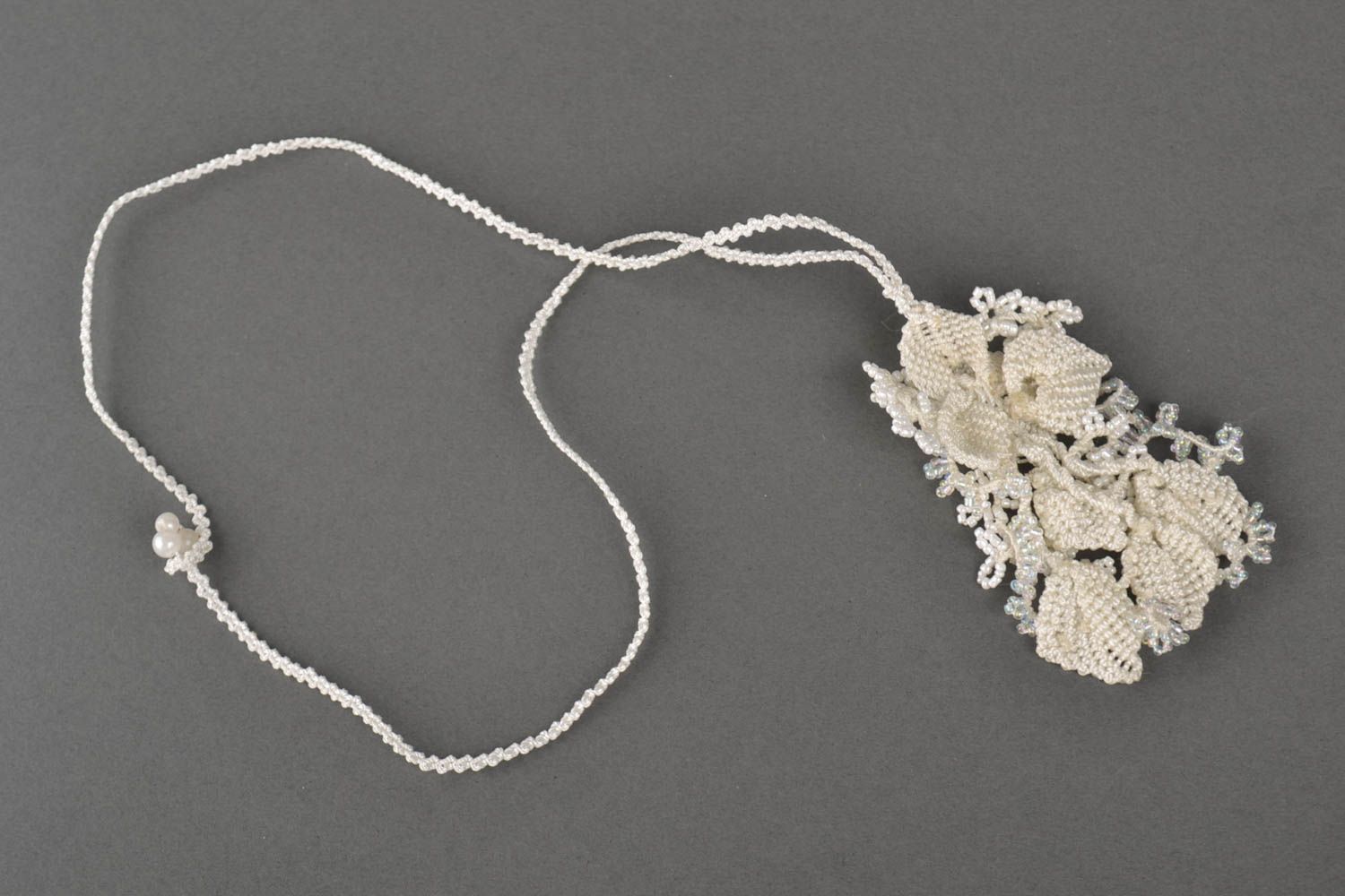 Pendentif blanc Bijou fait main Accessoire femme en fils et perles de rocaille photo 3