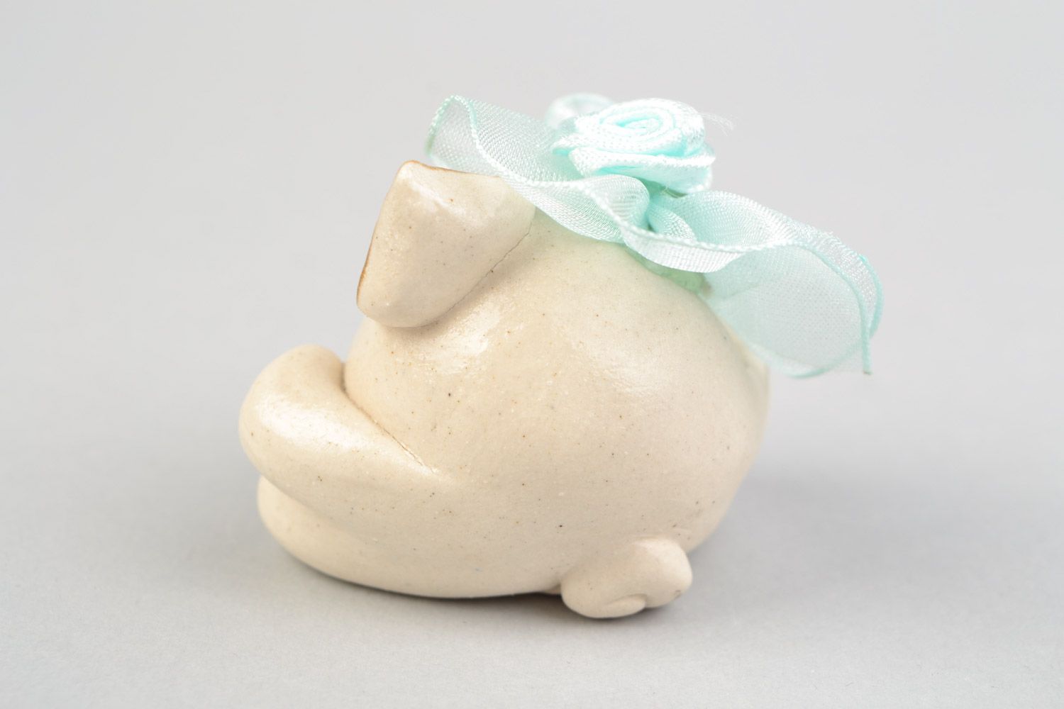 Авторская расписанная глазурью глиняная фигурка свинки с цветком ручной работы фото 5