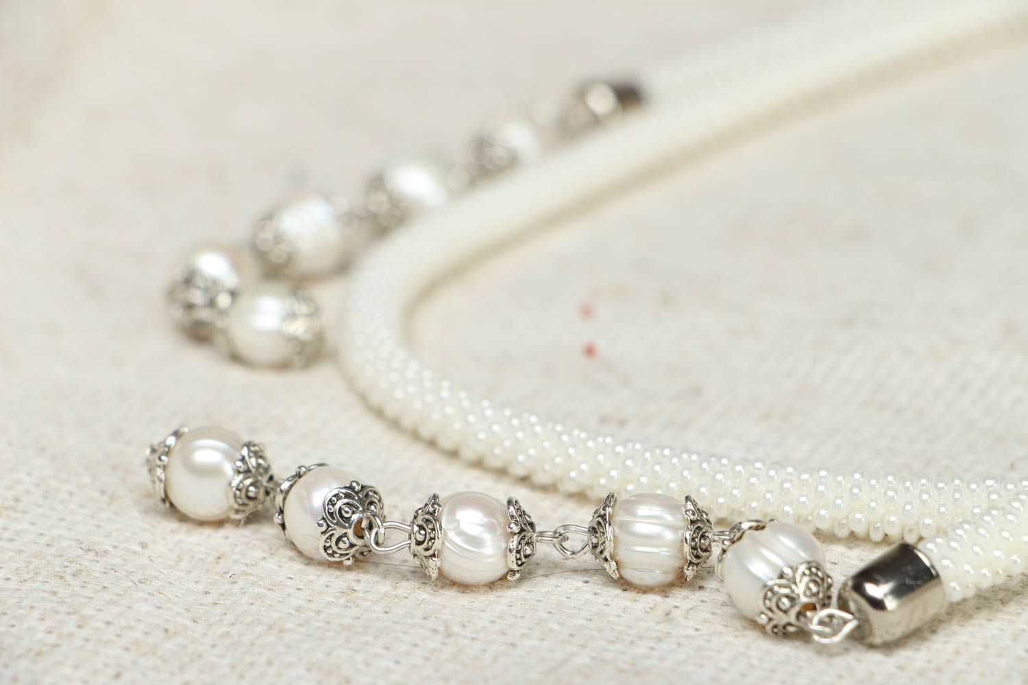 Weißes Collier aus Perlen und Glasperlen foto 3