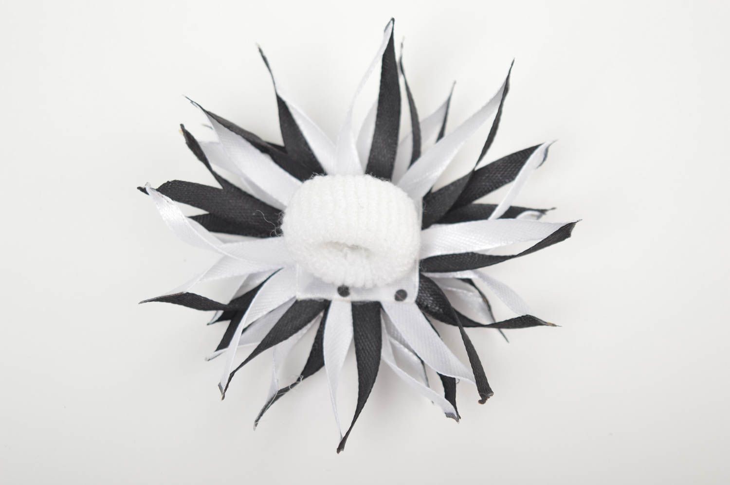Детская резинка handmade аксессуар для волос резинка из лент черно-белый цветок фото 3