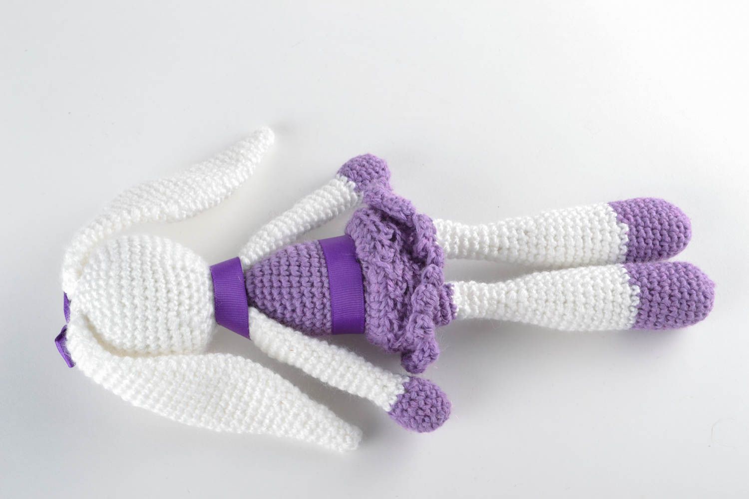 Мягкая вязаная игрушка Зайчиха в фиолетовом сарафане фото 4