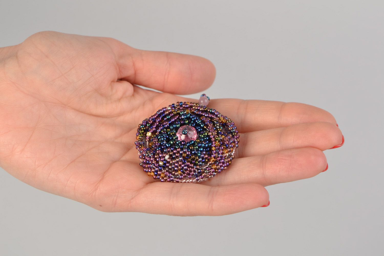 Pendentif en perles de rocaille et base de cuir rond multicolore fait main femme photo 2
