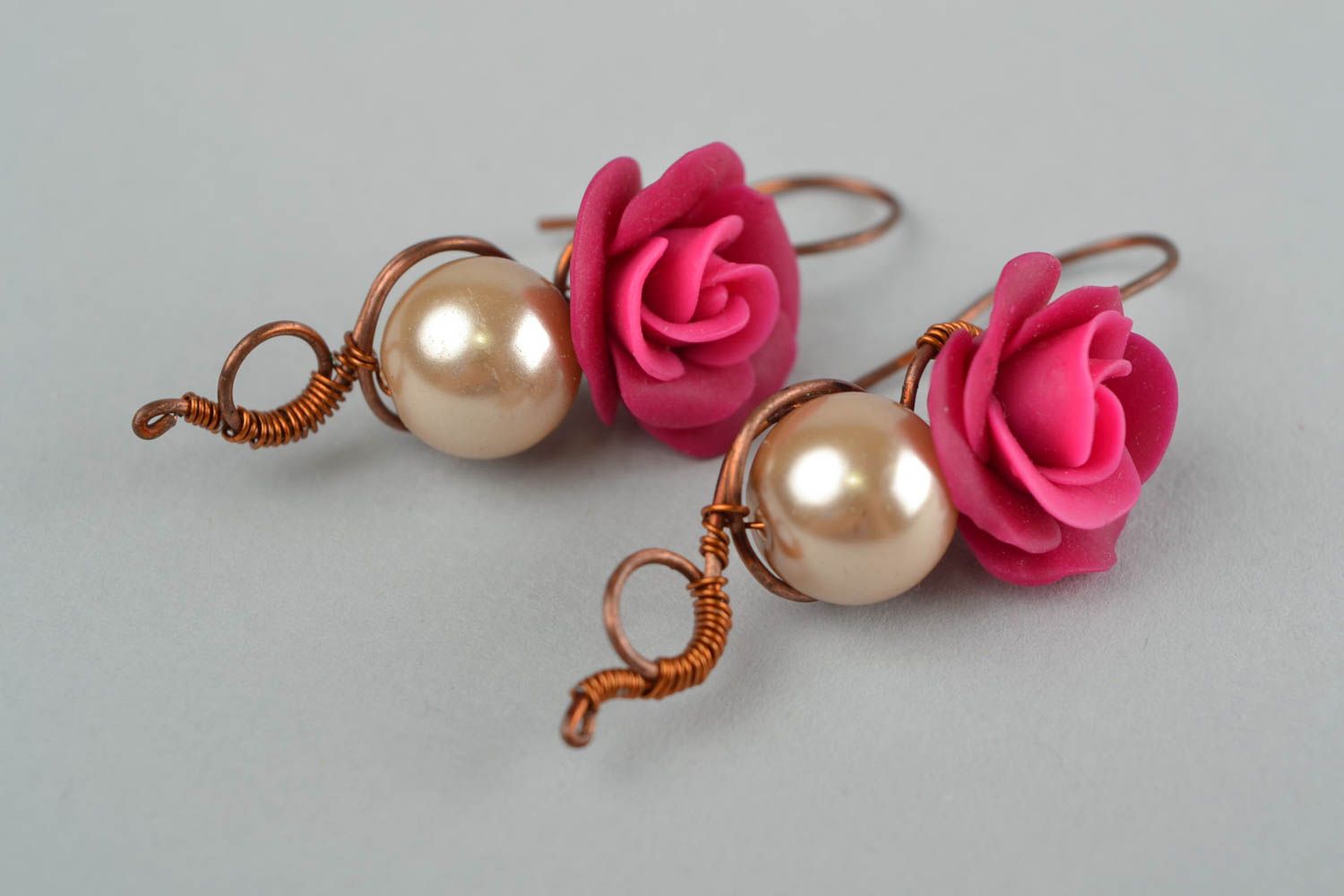 Rosa Ohrringe aus Polymer Ton mit Perlen und Kupfer handmade zarter Schmuck  foto 3