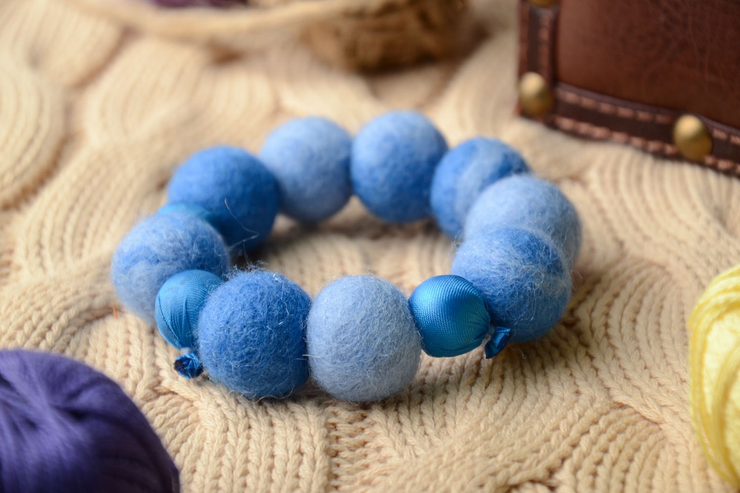 Bracelet fait main de perles en laine bleu ciel photo 1