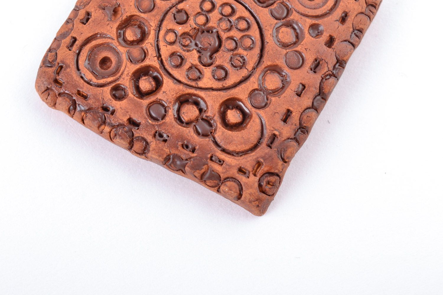 Pendentif en argile fait main ethnique design original carré brun avec motif photo 3