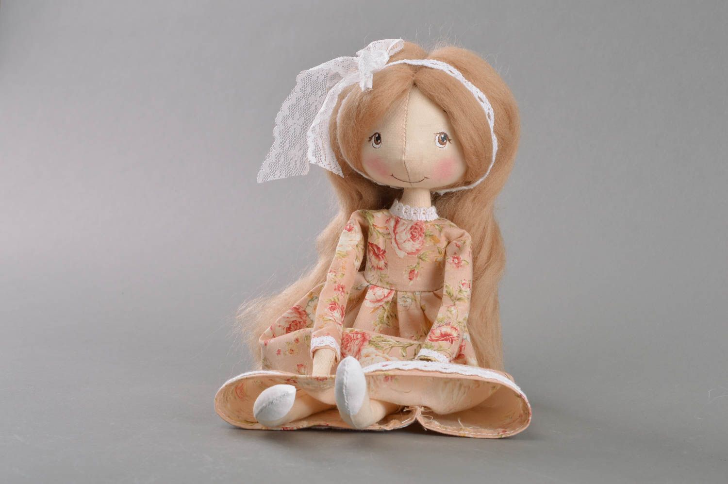 Игрушка кукла из ткани в платье с цветочным принтом на подставке ручная работа фото 3