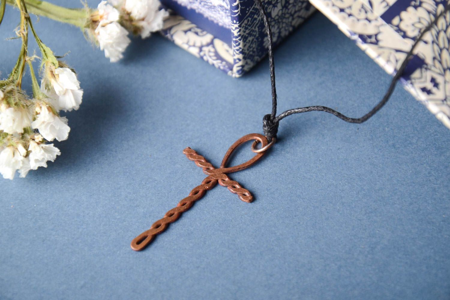 Pendentif croix Bijou fait main en cuivre design original Cadeau femme photo 1