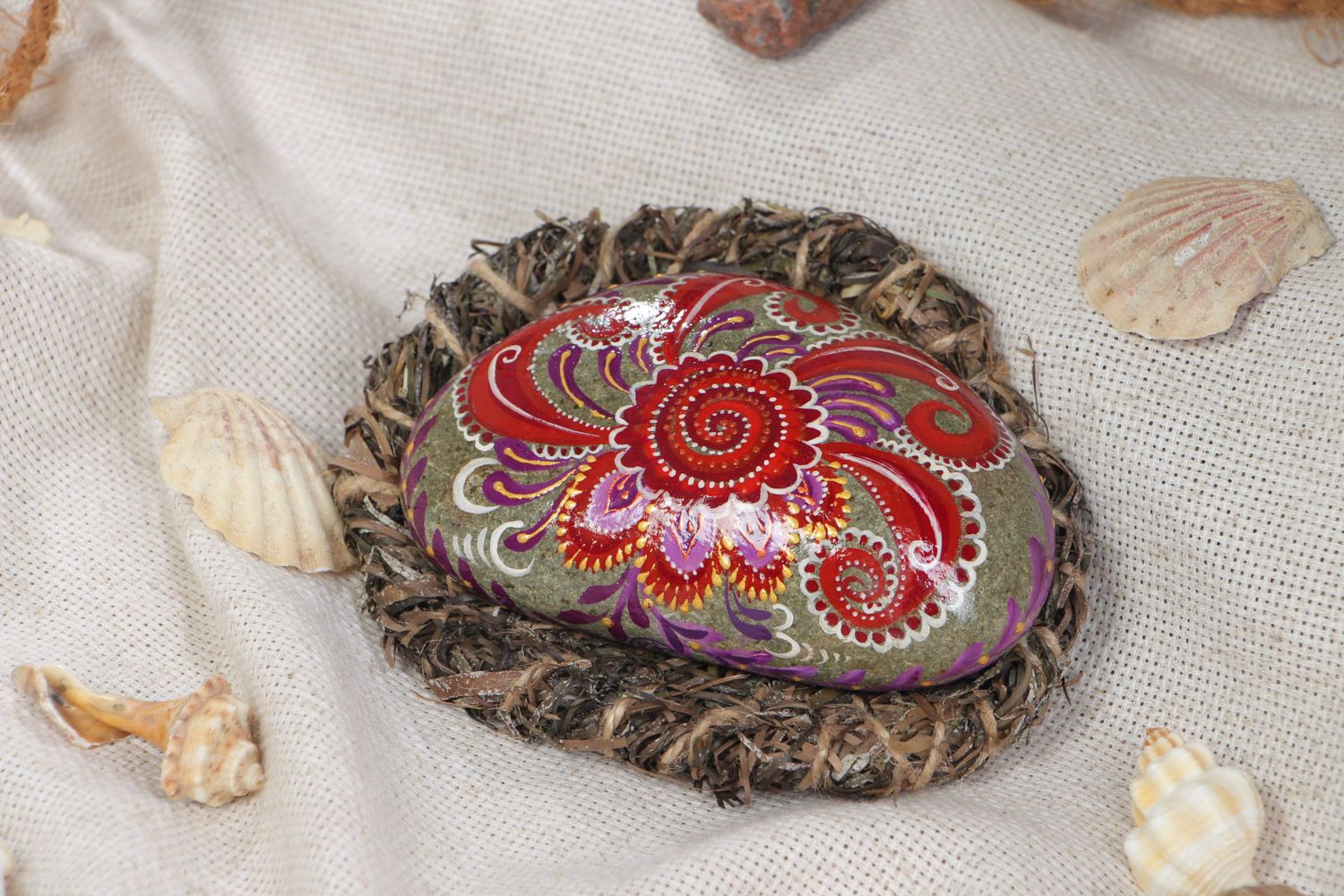 Galet marin peint accessoire décoratif original rouge motif à floral fait main photo 1