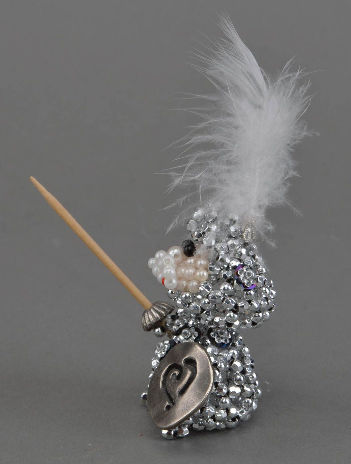 Figura decorativa de abalorios hecha a mano pequeña decorativa caballero gris foto 2
