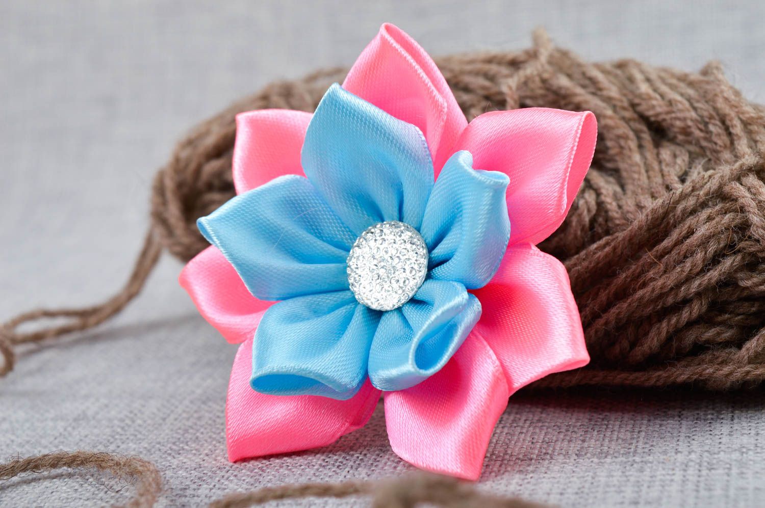 Handmade Schmuck stilvoller Haargummi in Rosa und Blau Blumen Haargummi schön foto 1